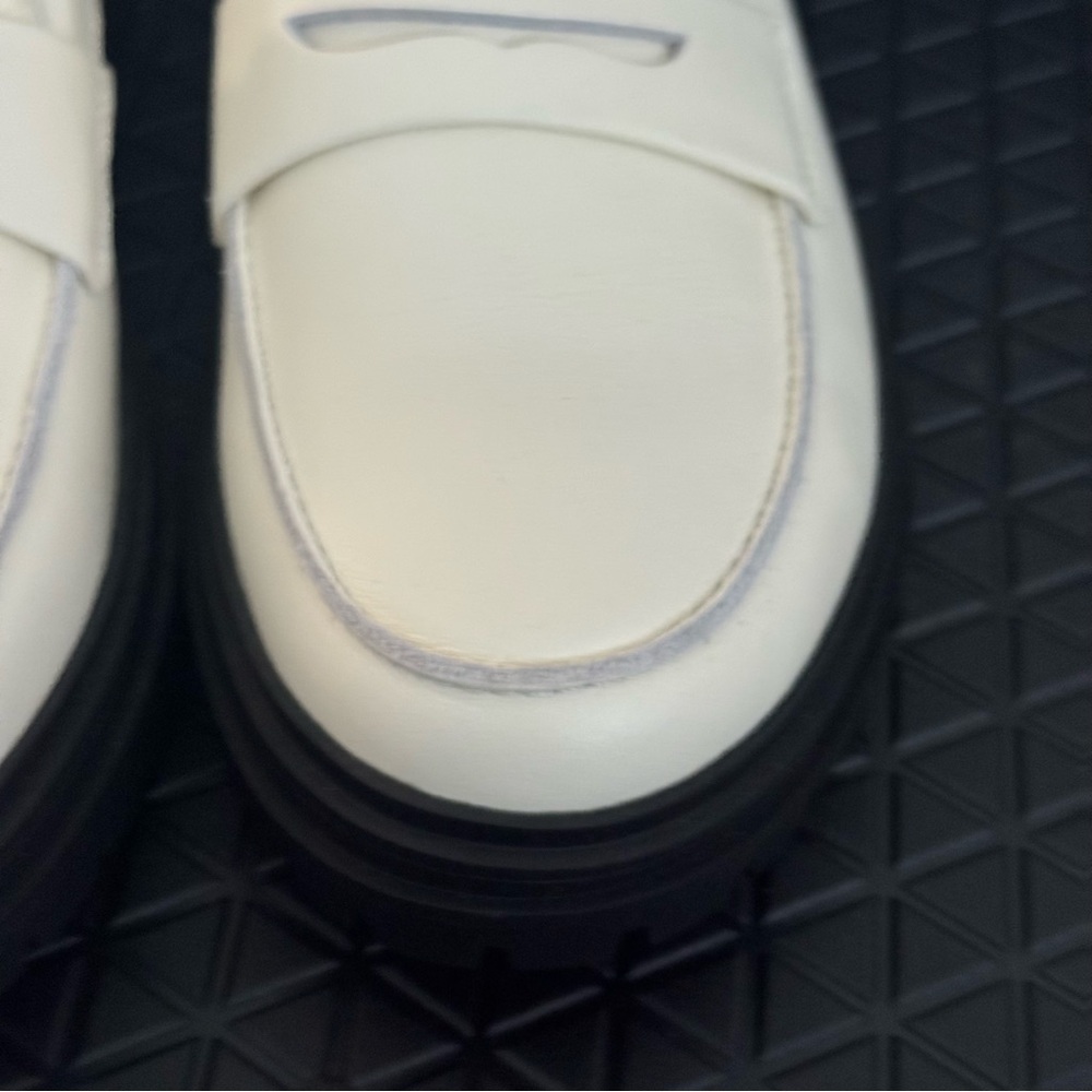 Quince Italian Leather Lug Sole Loafers in Bone with Black Soles Size 7 - Picture 16 of 16